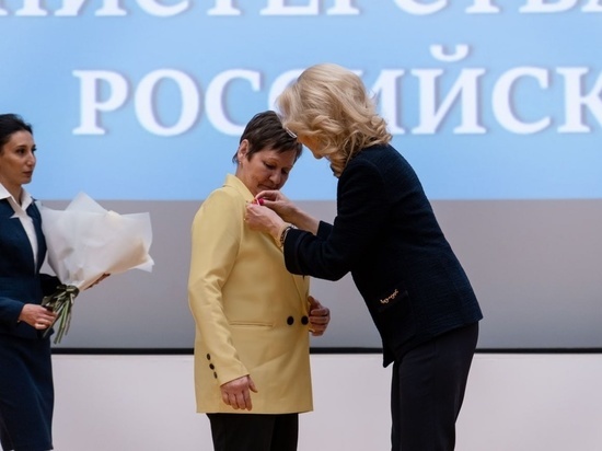 Медсестре из Великого Новгорода вручили медаль Луки Крымского