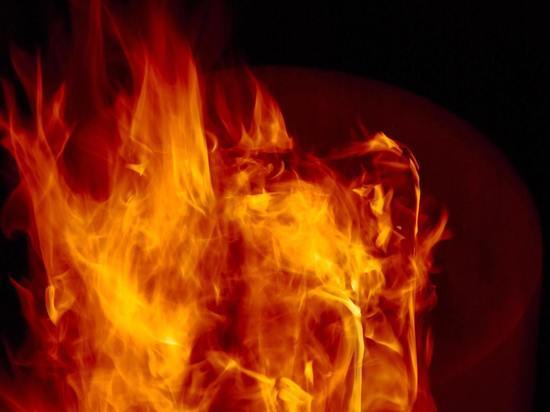 Легковой автомобиль загорелся в Пскове в воскресенье