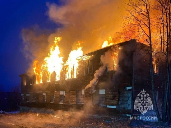 В Мурманске полностью сгорела «деревяшка» на Новосельской улице