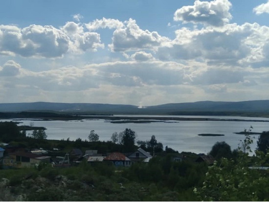 Вертолет МИ-8 задействовали для борьбы с пожаром в Курганской области