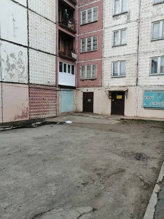 На западе Красноярского края девятилетняя девочка упала с 5 этажа