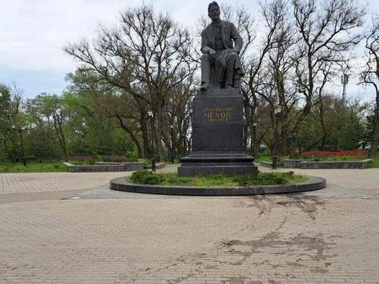 Неизвестный лихач наехал на памятник Чехова в Таганроге