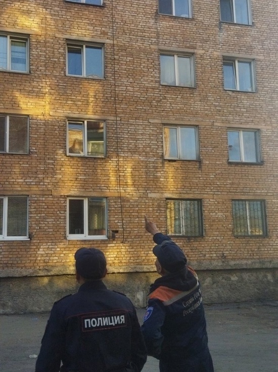В Кызыле прохожих напугал ребенок в окне квартиры на 4 этаже