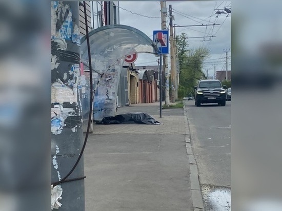 В Ростове рядом с остановкой на улице Богданова нашли труп человека