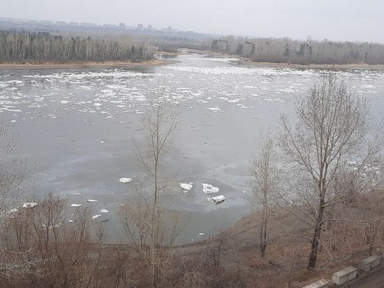 В Красноярске заметили масляное пятно на Енисее