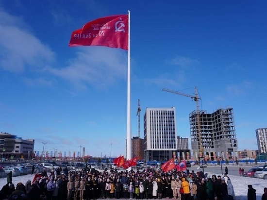 В Новом Уренгое в память о подвиге героев ВОВ подняли Знамя Победы