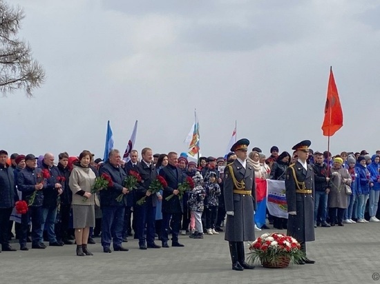 В Барнауле возложили цветы к стеле «Город трудовой доблести»