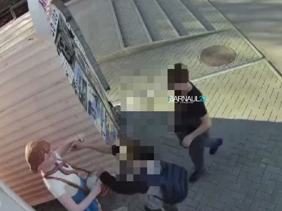 В Барнауле подростки едва не оставили скульптуру пионерки без барабанной палочки