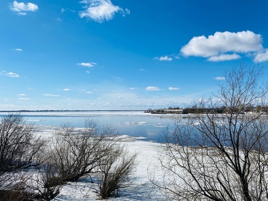 У деревни Черный Яр под Архангельском разрушился затор льда на Северной Двине