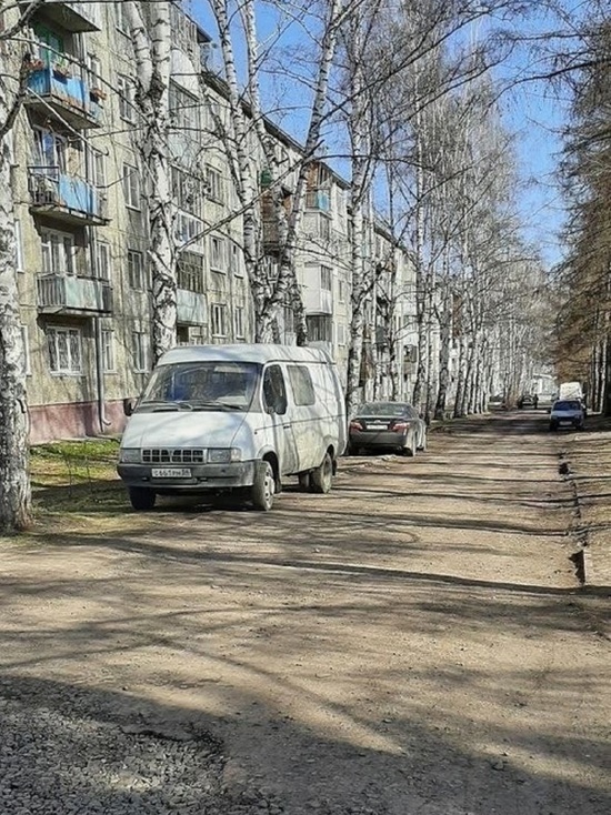 Тротуар или автобан: кемеровчане жалуются на оживлённое движение и парковку в пешеходной зоне