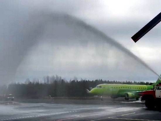 Первый рейс в аэропорту Васько встретили водной аркой