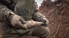 Опубликованы кадры разминирования неразорвавшихся боеприпасов в зоне СВО