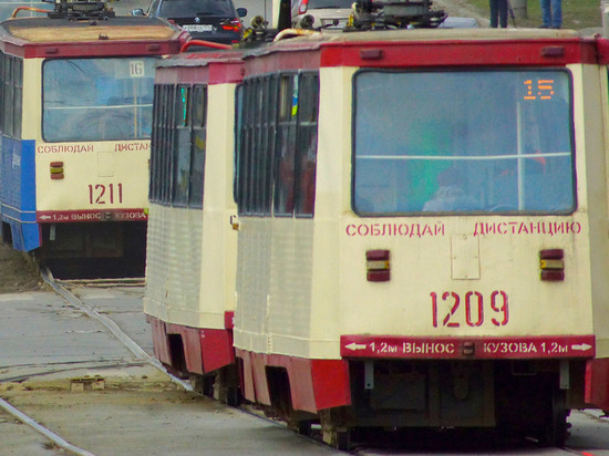 В Челябинске трамвай сошел с рельсов и снес столб