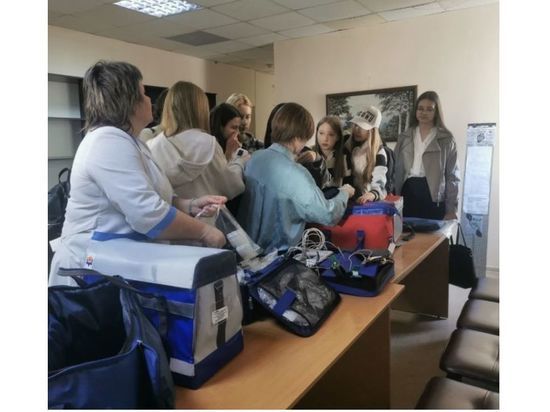 Волонтеры медики провели экскурсию для старшеклассников на Смоленской станции скорой помощи