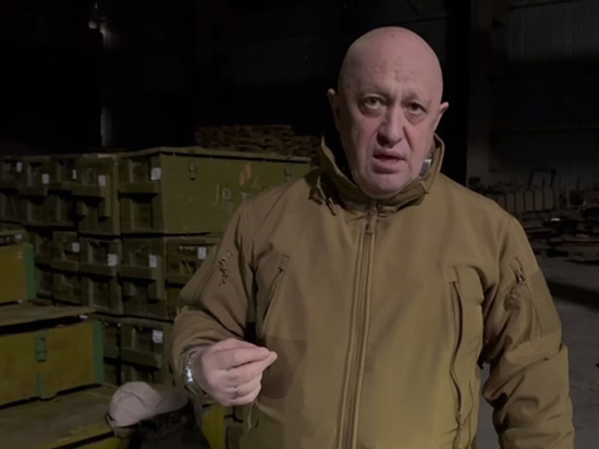 Евгений Пригожин записал видео с оружием, захваченным на складах в Соледаре