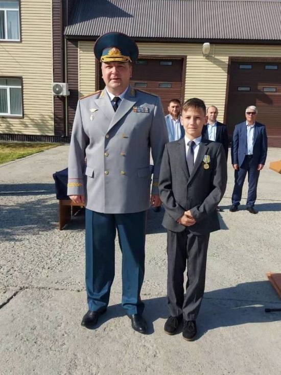 В КЧР шестикласснику вручили медаль МЧС России за спасение погибающих на воде