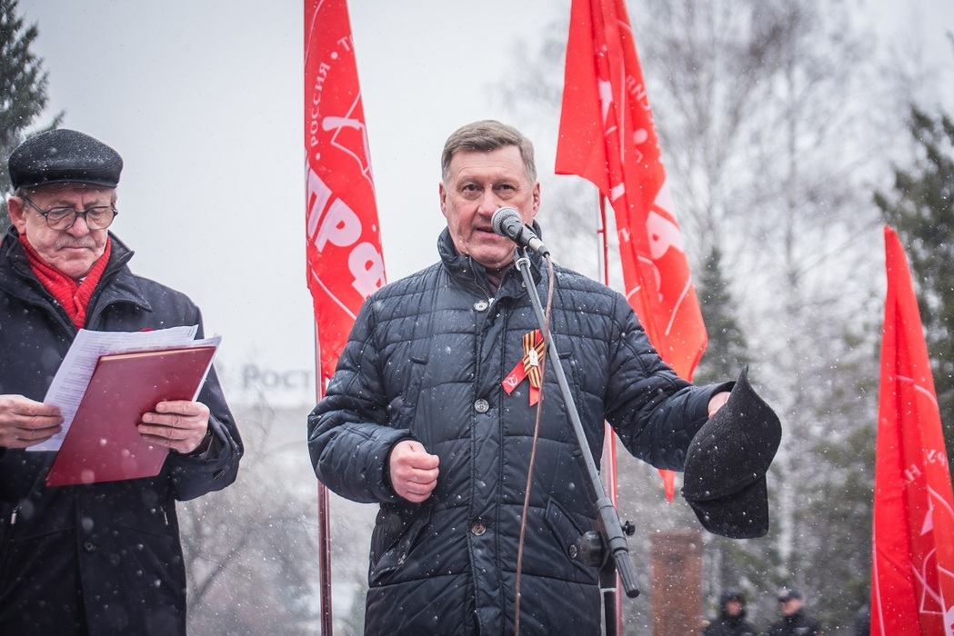 Снег 15 декабря. 1 мая фото. митинг в новосибирске. новосибирск 1 мая снег. новосибирск 1 мая фото.