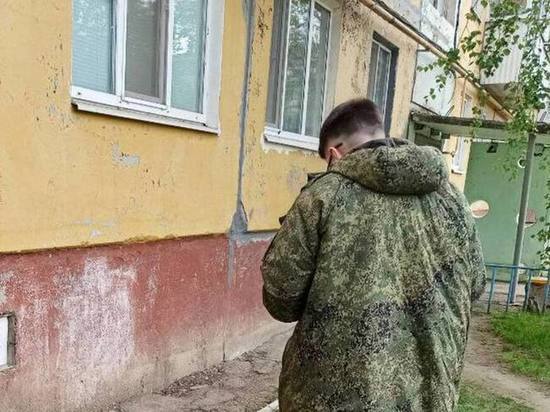 Под Саратовом ремонтировавший балкон на четвертом этаже мужчина сорвался и упал