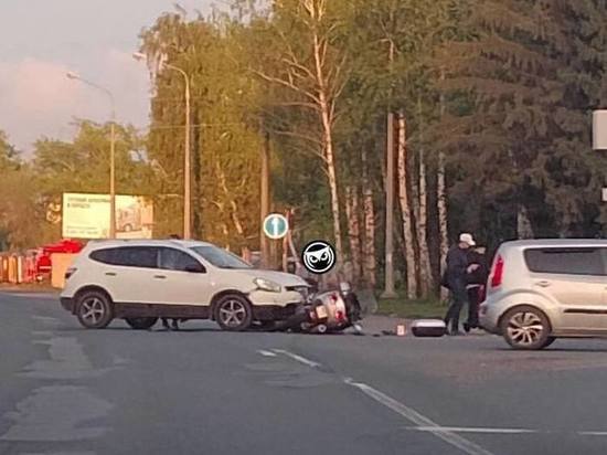 В Пензе белый внедорожник столкнулся с мотоциклом