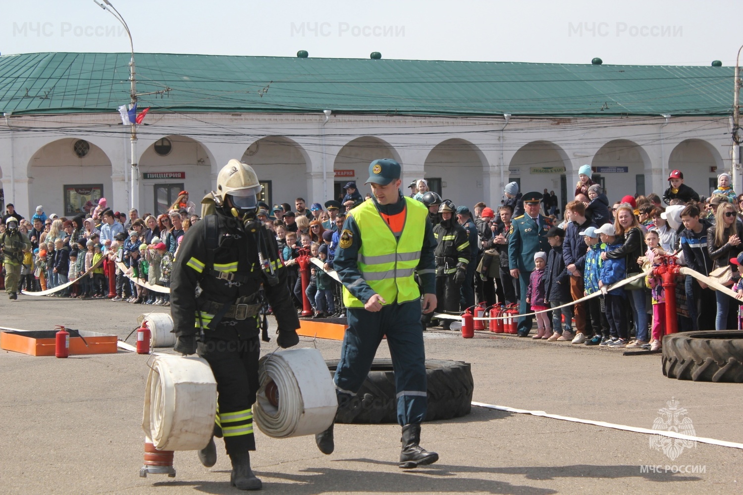 В Костроме красочно отметили День рождения пожарной охраны