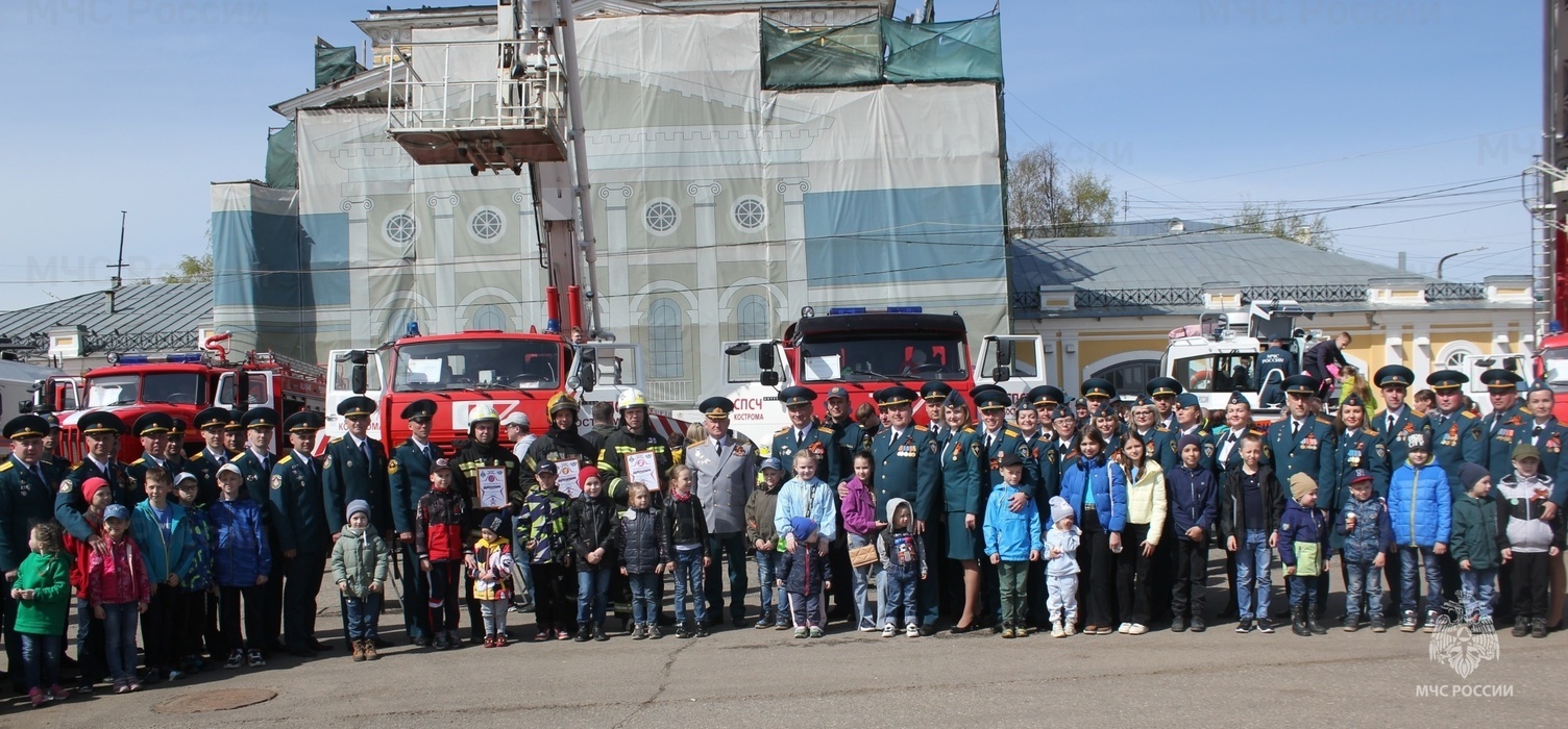 В Костроме красочно отметили День рождения пожарной охраны