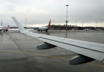 В Чите пассажирка во время посадки случайно открыла аварийный выход в самолете, который должен был выполнить рейс из Читы в Москву