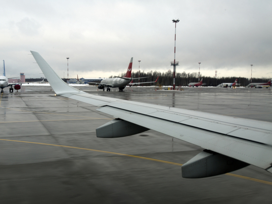 Россиянка открыла аварийный выход в самолете и сорвала рейс в Москву