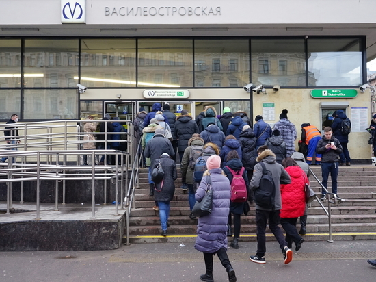 Комтранс усилил три автобусных маршрута на период ремонта эскалаторов на «Василеостровской»
