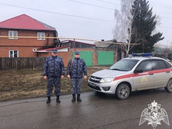 В Новосибирской области сотрудники Росгвардии спасли двоих детей из огня в Черепаново