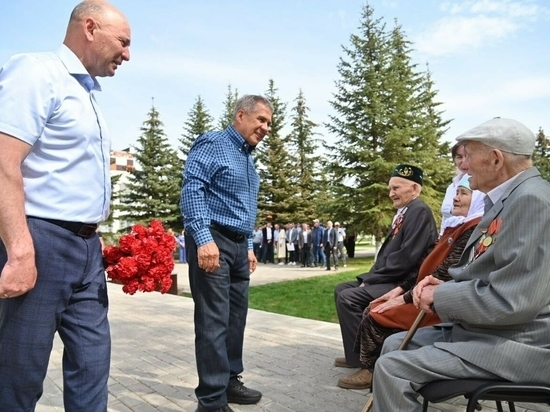 Минниханов в Тукаевском районе осмотрел ход весенне-полевых работ и новый парк