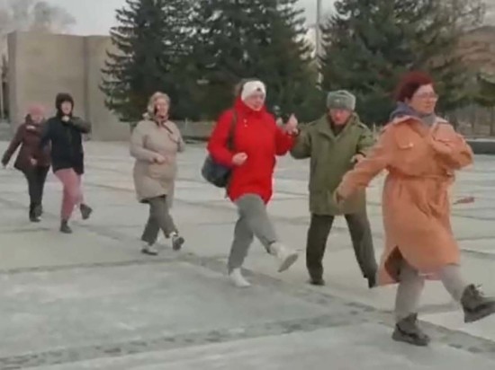Россиянок с детьми-инвалидами научили маршировать к 9 Мая
