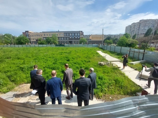 Депутат Гордумы Краснодара Владимир Белоусов поставил на контроль возведение спортплощадки во дворе школы