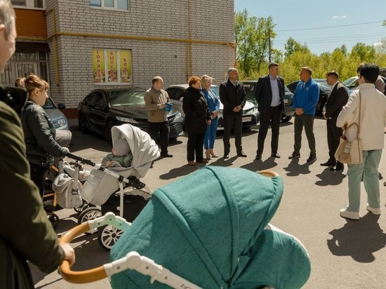Старовойт пообщался с жителями проблемного дома на улице 1-й Агрегатной в Курске