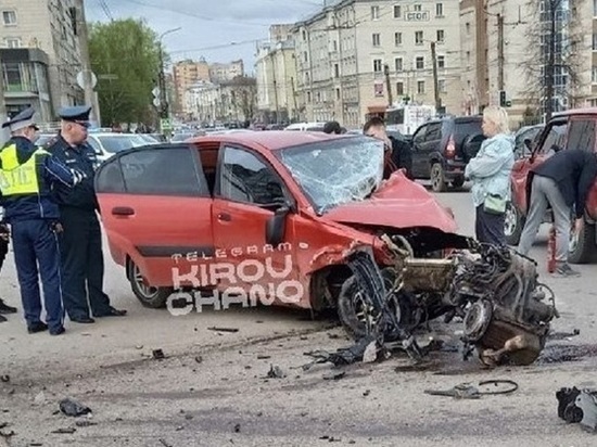 В Кирове сотрудники МЧС достали из смятой Kia Rio погибшего водителя