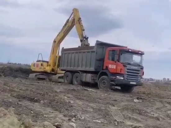 Убирать мазут начали на незаконном полигоне в Низино