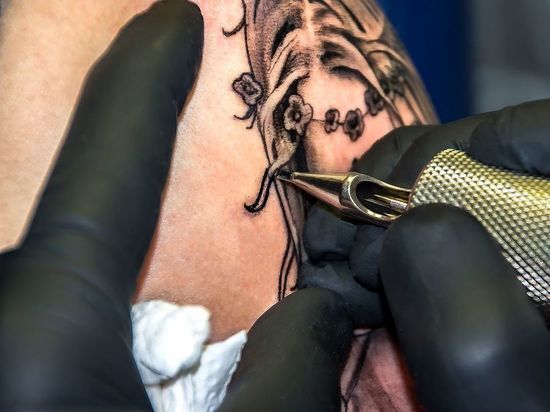 Женщина потратила на татуировку 102 тысячи рублей и возненавидела получившееся изображение