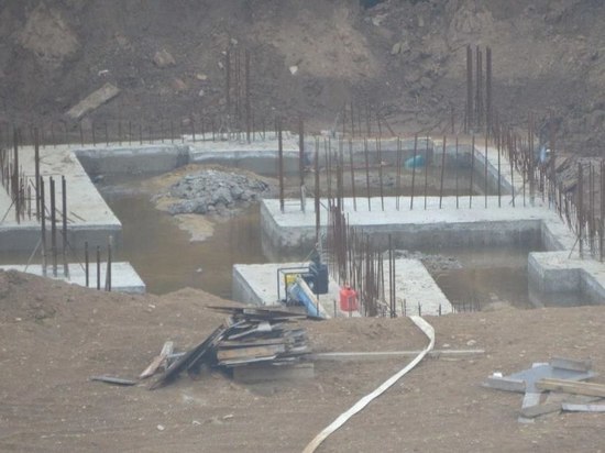 В Красноярске строители откачивали воду из котлована во двор жилого дома, на дорогу и в парк