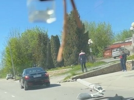 В Курске автомобиль сбил опору ЛЭП на улице Гремяченской