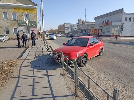 В Омске водитель иномарки врезался в металлический забор и скончался