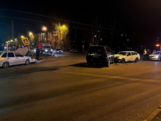 В Екатеринбурге в массовом ДТП пострадали четыре человека