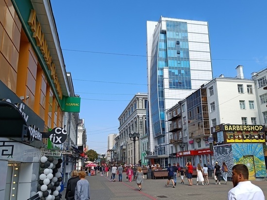 Мужчина в центре Екатеринбурга под музыку оголил зад