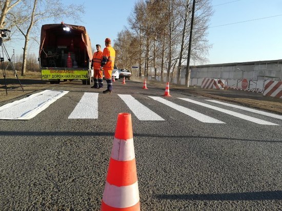 В Омске продолжают наносить дорожную разметку