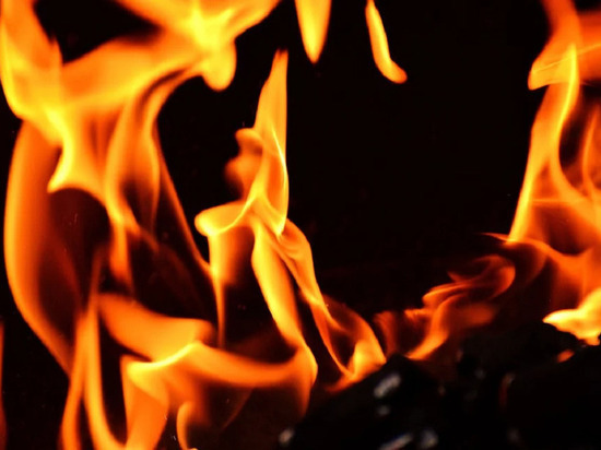 Пожар распространился на 1200 квадратных метров на территории нефтебазы в Кубани