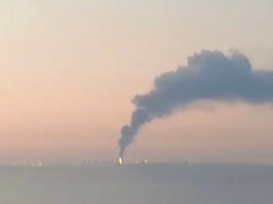 Пожар на нефтебазе на Тамани видно даже в Крыму: жители делятся пугающими кадрами