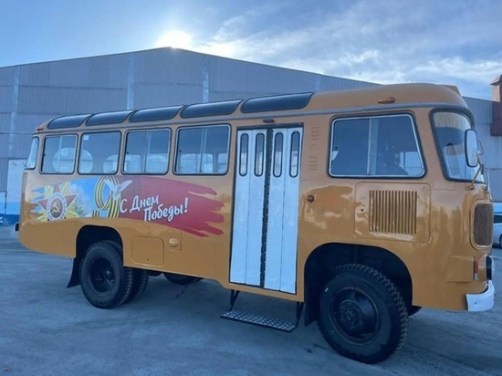 В Салехарде «Автобус Победы» возит пассажиров с песнями военных лет и советскими билетами