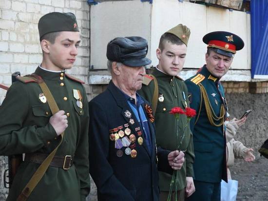 Юнармейцы провели парад у домов ветеранов ВОВ в Чите