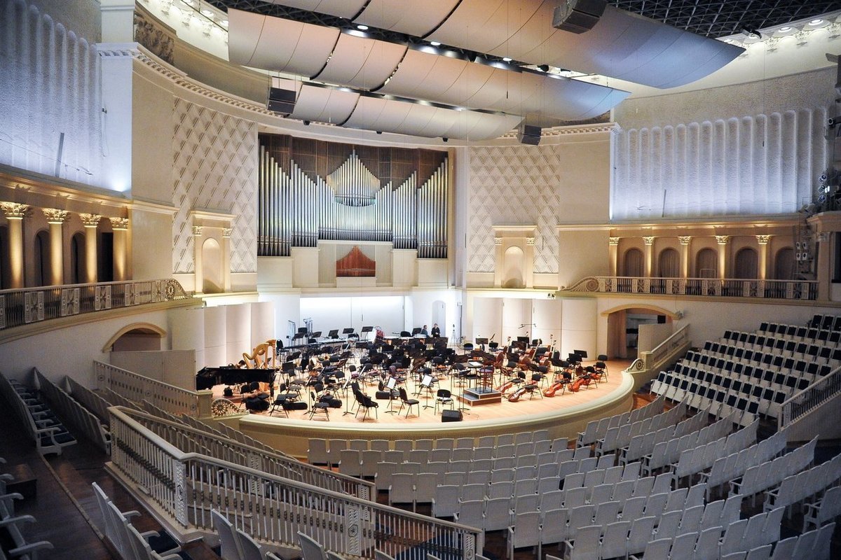 концертный зал чайковского москва