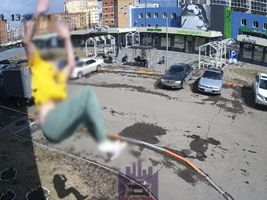 В Красноярске из окна выпала пожилая женщина