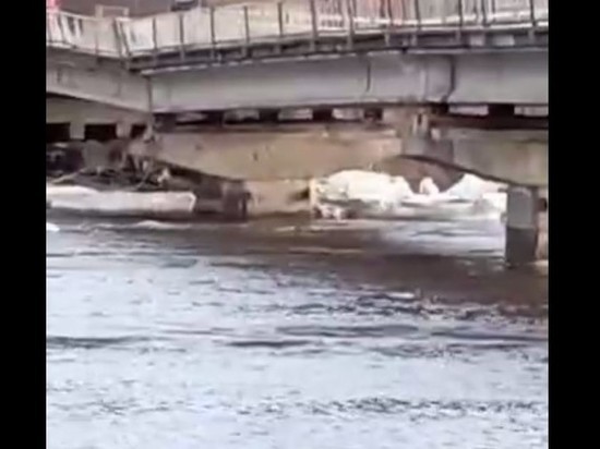 Ледяной затор на реке Амазар в Забайкалье больше не угрожает автомосту