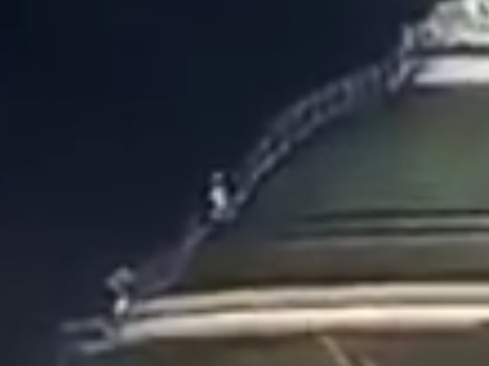 Двух человек заметили на Сенатском дворце перед взрывом дрона над Кремлем